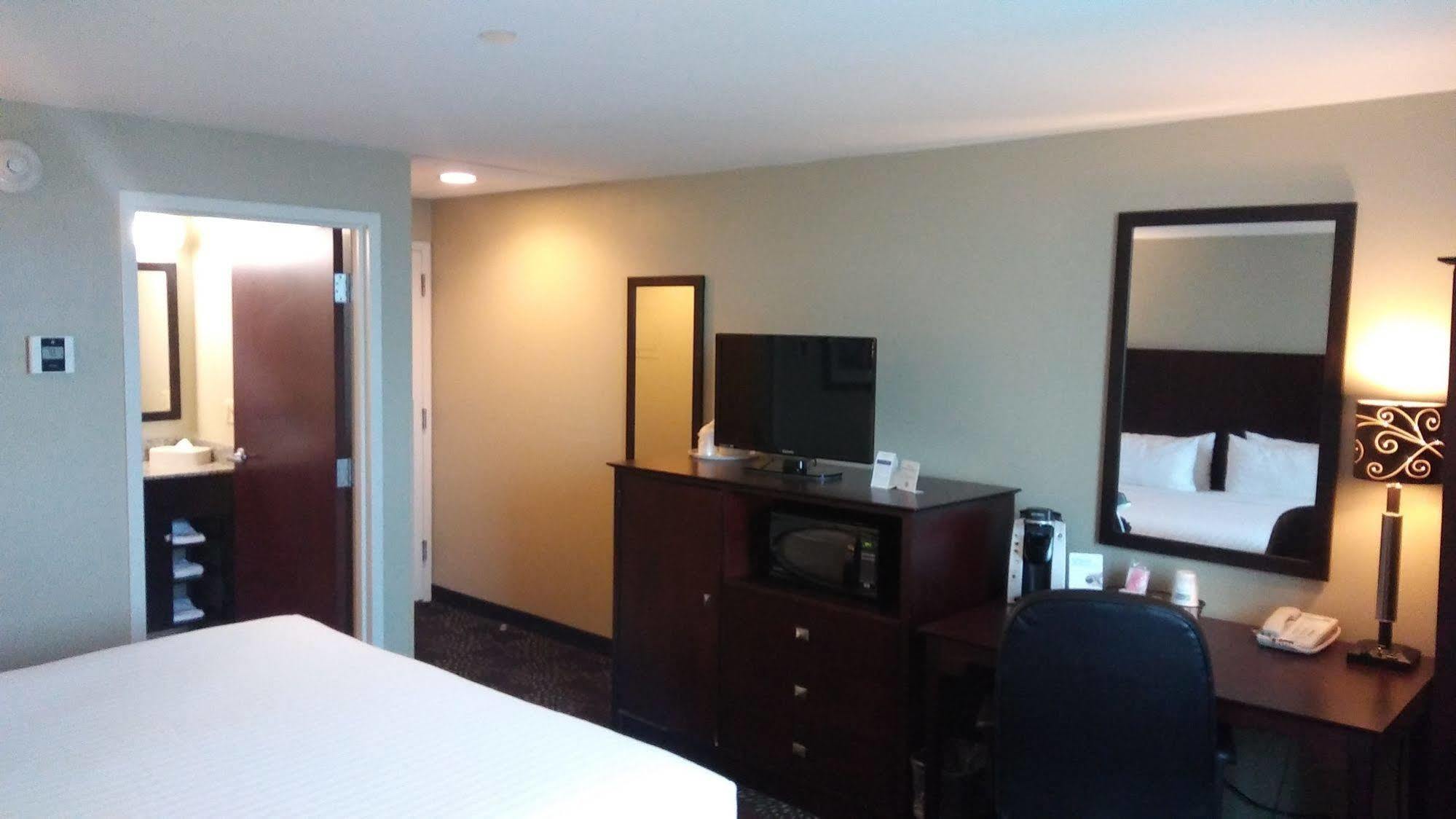 Holiday Inn Express Pittsburgh West - Greentree, An Ihg Hotel Crafton Exterior photo